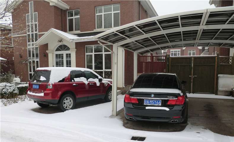 冬天車上滿是積雪，該怎么清理??！