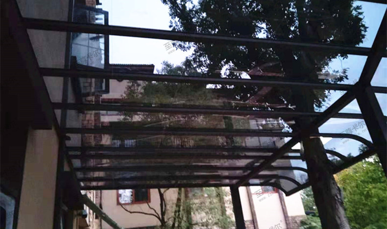 門前有棵樹，不想把樹砍了怎么搭建耐力板雨棚？