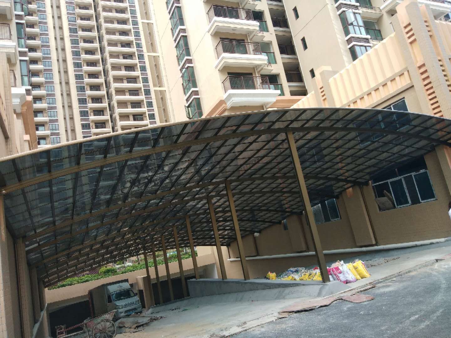 地下車庫(kù)出入口雨棚效果圖大全，不僅堅(jiān)固耐用還很美觀